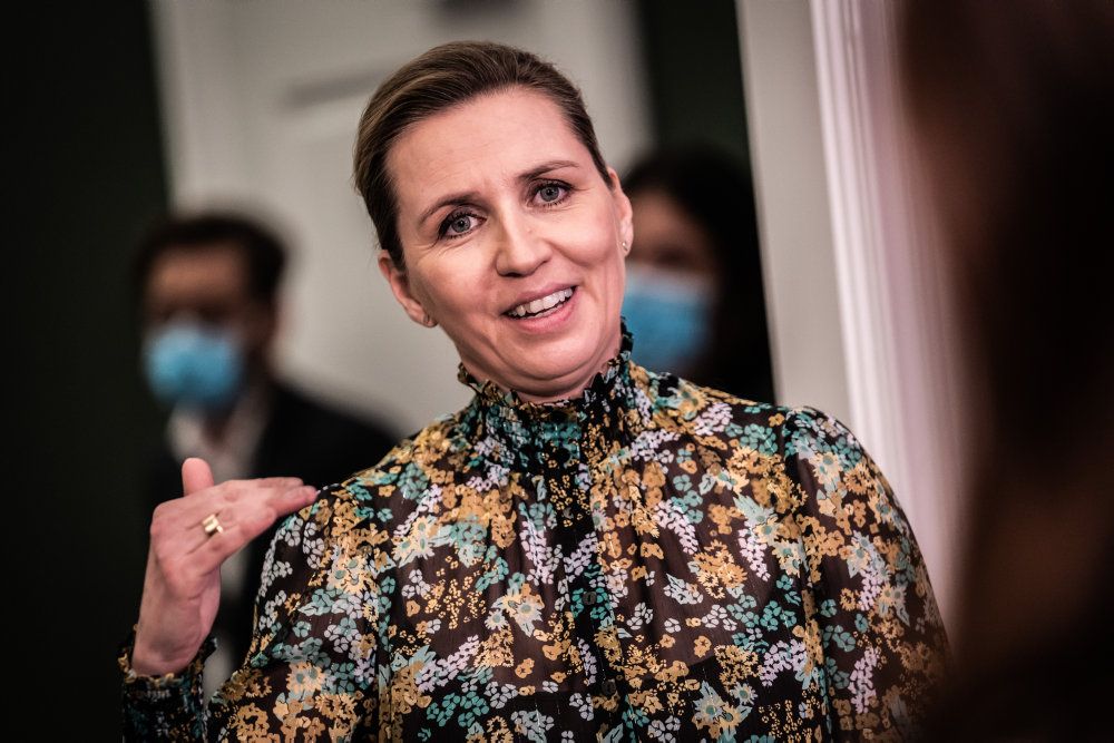 Statsminister Mette Frederiksen (S) forstår, at forældre er frustrerede over, at nogle børn kun kan komme tilbage i skole én dag om ugen i den kommende tid under genåbningen af samfundet.