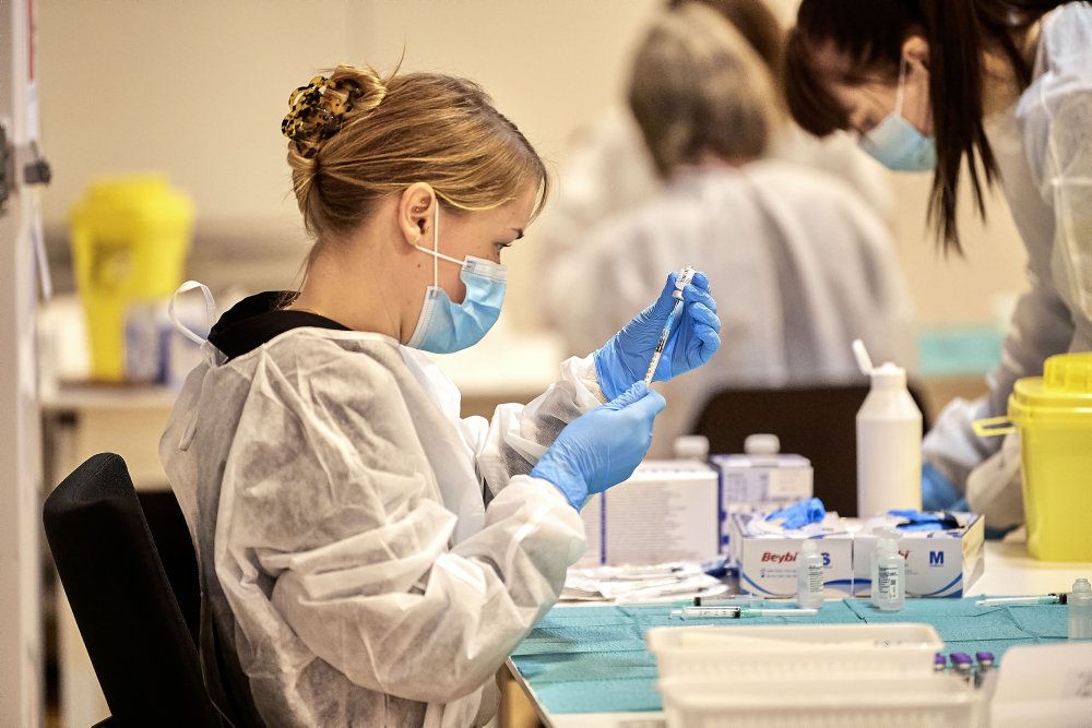 Der er 50.000 flere vaccinedoser på vej til Danmark de kommende uger end ventet. Hvert hætteglas gemmer på cirka seks doser.