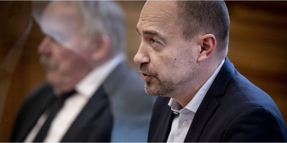 Sundhedsminister Magnus Heunicke (S) siger, at regeringen vælger ikke at gå videre med muligheden for at uddele en bøde til borgere i Vollsmose, hvis de afviser at gå i isolation efter en positiv coronatest. (Arkivfoto)