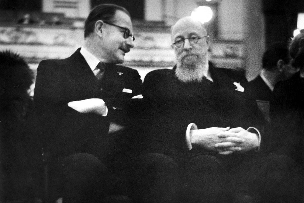 Thorvald Stauning (til højre), der her ses i 1941 under Anden Verdenskrig, blev en slags landsfader under krigen. Den socialdemokratiske politiker var statsminister i to omgange, først fra 1924 til 1926 og dernæst fra 1929 og frem til sin død i 1942. (Arkivfoto)