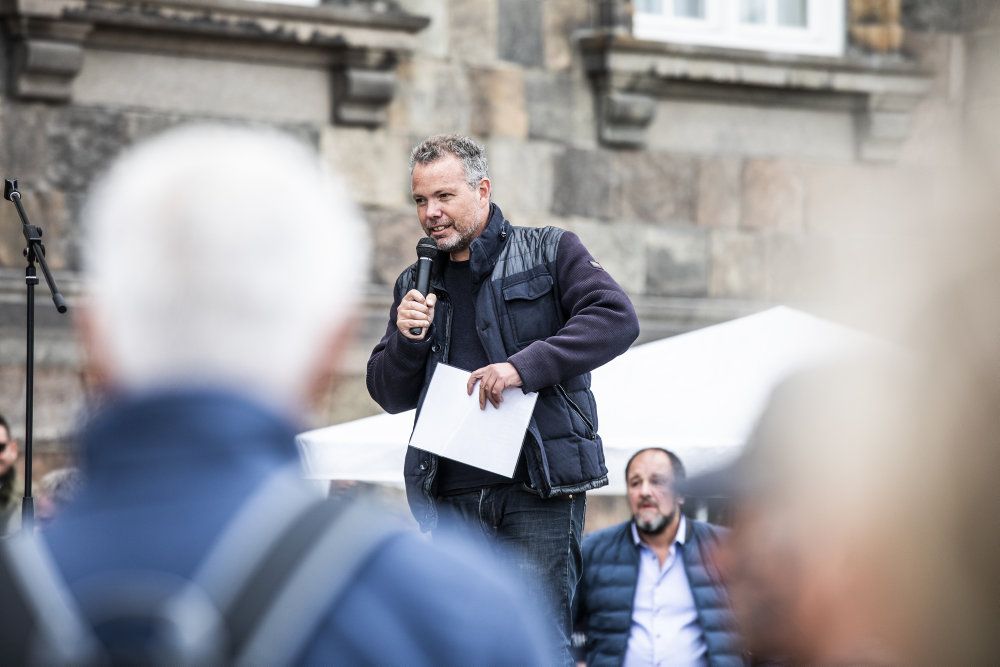 Musiker Rasmus Nøhr optræder ikke ved demonstrationer mod coronarestriktioner torsdag. Nøhr har tidligere udtalt sig kritisk om håndteringen af coronasituationen og ses på billedet til en demonstration i efteråret 2020. (Arkivfoto).
