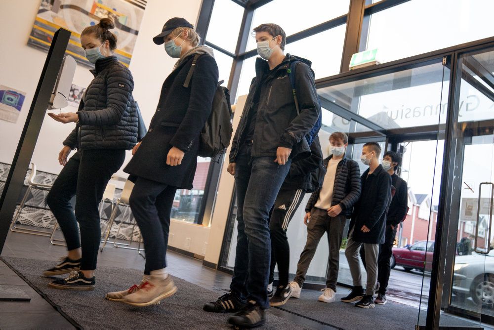 Flere gymnasieelever får lov til at komme tilbage i skole, mens deres ældre studiekammerater skriver SRP- og SOP-ogaverne hjemmefra. (Arkivfoto)