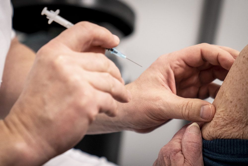 Det er cirka to og en halv måned siden, det første vaccinestik mod covid-19 blevet givet i Danmark. Nu har hver tiende fået mindst et af de to stik med en vaccine. (Arkivfoto)