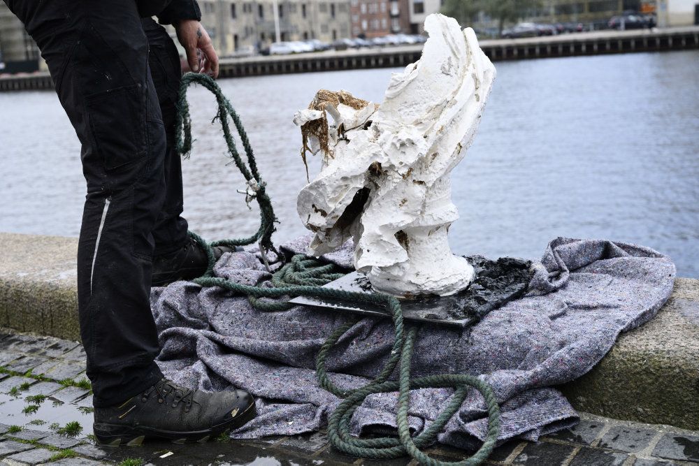 En dykker måtte i vandet for at hente en gipsbuste af Frederik V op fra Københavns havn. (Arkivfoto)