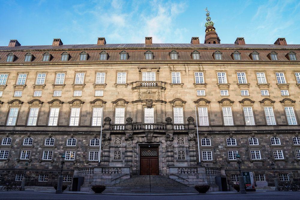 Tirsdag formiddag leder dronning Margrethe et statsråd med regeringens ministre, men for første gang nogensinde foregår det ikke fysisk. Dronningen og kronprins Frederik er til stede i Statsrådssalen på Christiansborg Slot, men ministrene er med virtuelt. (Arkivfoto)