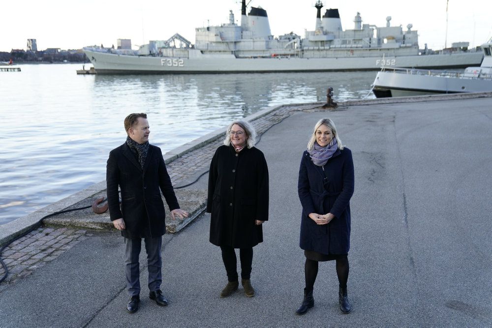 Udenrigsminister Jeppe Kofoed (S) og forsvarsminister Trine Bramsen (S) har på et pressemøde tirsdag præsenteret, at en dansk fregat skal til Guineabugten og bekæmpe privateri. På pressemødet var administrerende direktør for Danske Rederier Anne H. Steffensen(i midten) også til stede.