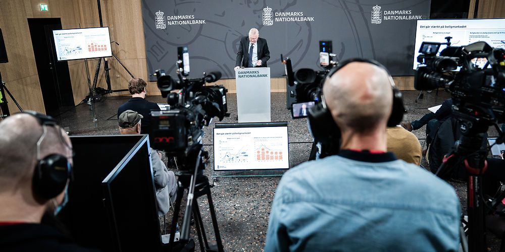 Nationalbankdirektør, Lars Rohde, advarede på et pressemøde tirsdag formiddag om, at dansk økonomi er på vej i en skæv vækst, hvor nogle brancher er hårdt pressede, mens andre er tæt på overophedning. Han fremhævede blandt andet byggebranchen som en branche, der er tæt på overophedning.