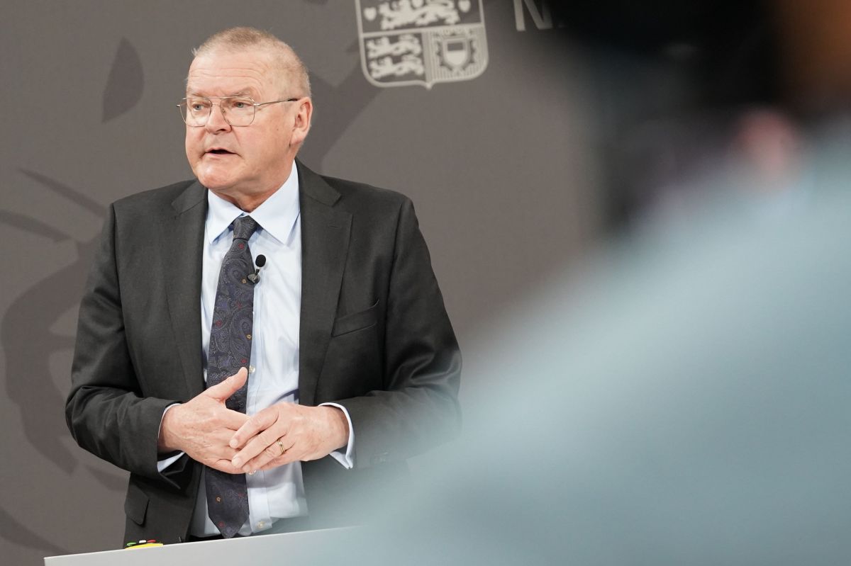 Nationalbankdirektør Lars Rohde har onsdag formiddag på et pressemøde præsenteret en ny prognose for den danske økonomi. Der ventes nu en langsommere vækst i år end tidligere.