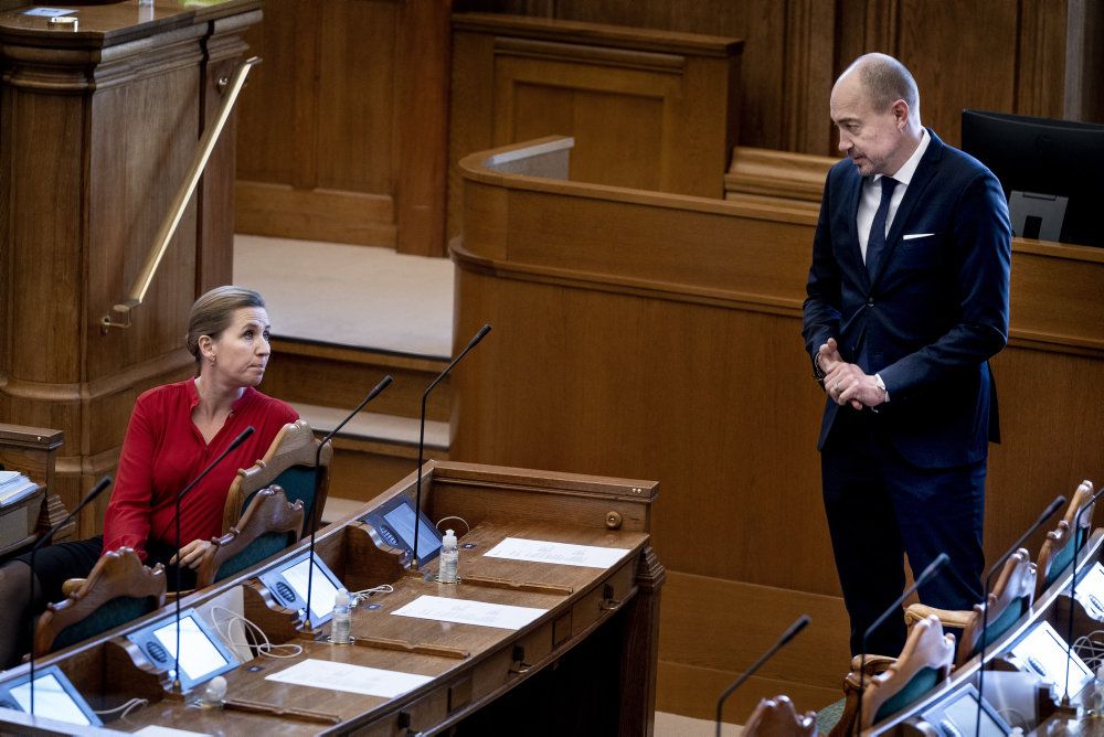 Statsminister Mette Frederiksen (S) og sundhedsminister Magnus Heunicke (S) er onsdag i Folketingssalen for at diskutere vaccineproduktion.
