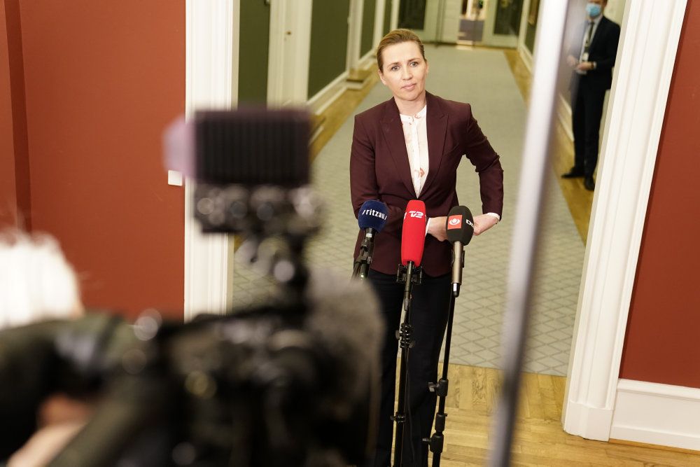 Statsminister Mette Frederiksen (S) mødte torsdag aften lederne af Folketingets partier i Statsministeriet, hvor partilederne blev enig om en mindre genåbning. Den langsigtede plan for genåbningen skal dog først forhandles på plads i næste uge. Partilederne mødes igen mandag.