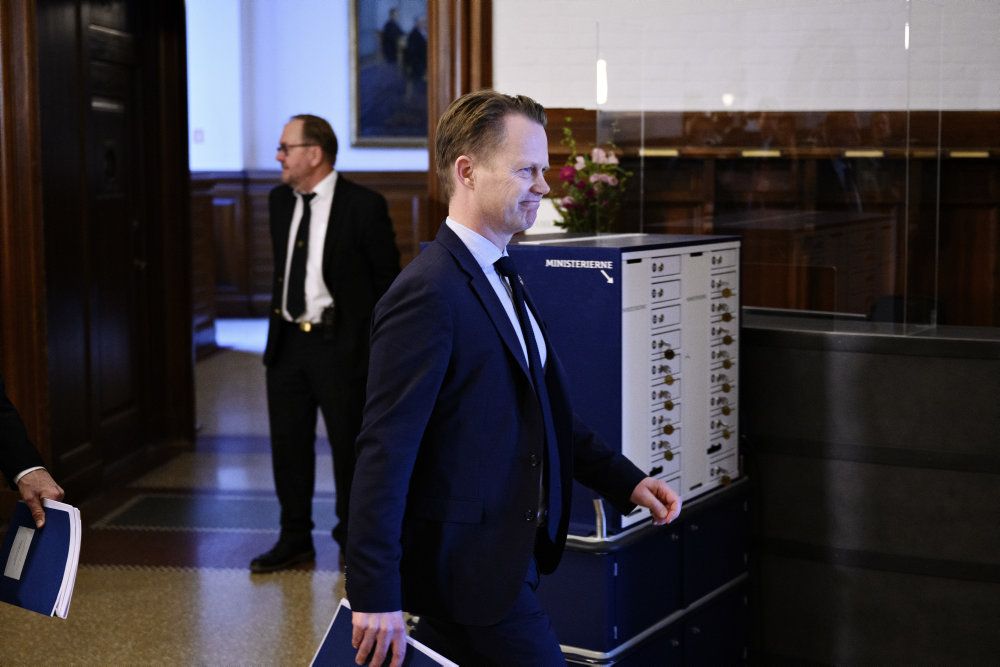 Udenrigsminister Jeppe Kofod (S) ankommer til mødet, da det Udenrigspolitiske Nævn holder ekstraordinært møde i Fællessalen på Christiansborg.