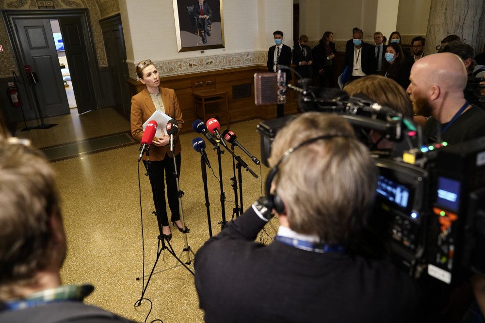 Statsminister Mette Frederiksen (S) siger tirsdag, at regeringen holder fast i sin kurs og ønsker at hjælpe 19 danske børn i den syriske flygtningelejr al-Hol, men uden at det inkluderer en hjemtagelse af børnene. (Arkivfoto)