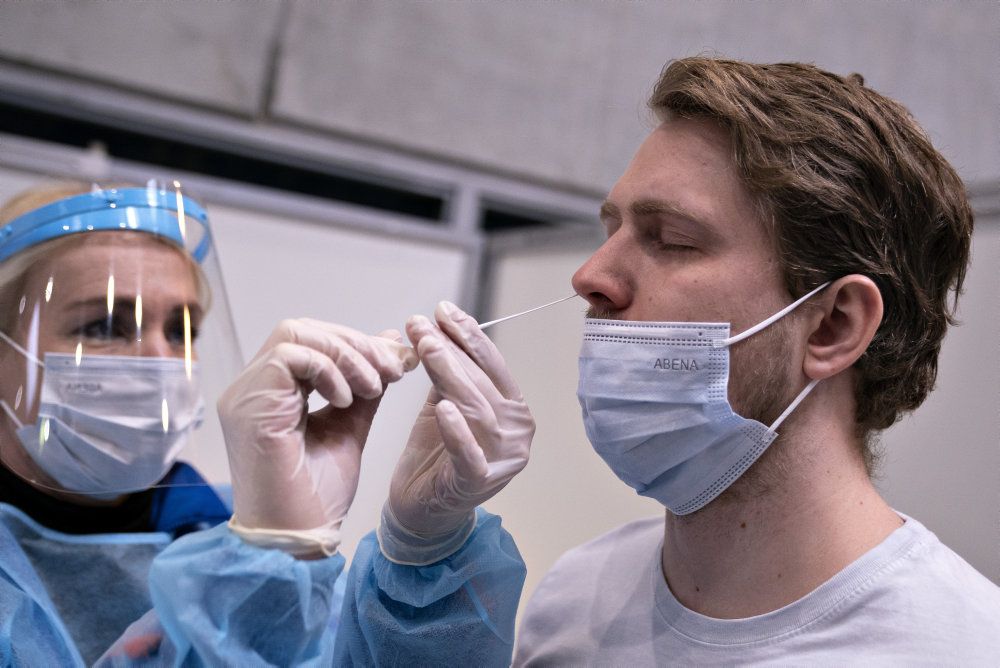 I Danmark er der i øjeblikket omkring 500 teststeder rundt i landet. De kan samlet udføre omkring 400.000 test om dagen fordelt på både PCR-test og lyntest.