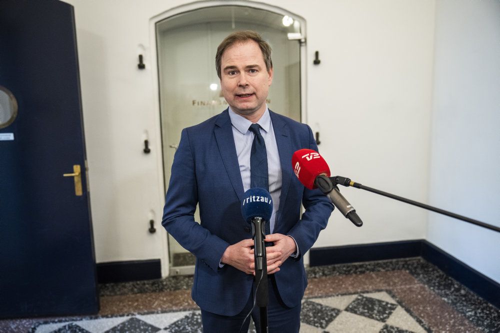 Finansminister Nikolai Wammen (S) præsenterer onsdag mulighederne for at få udbetalt feriepenge. Danskerne kan enten vælge at lade pengene stå til man trækker sig tilbage fra arbejdsmarkedet eller få feriepengene udbetalt nu. Muligheden for at få feriepengene udbetalt skyldes et ønske om at sætte mere gang i dansk økonomi oven på corona-krisen.