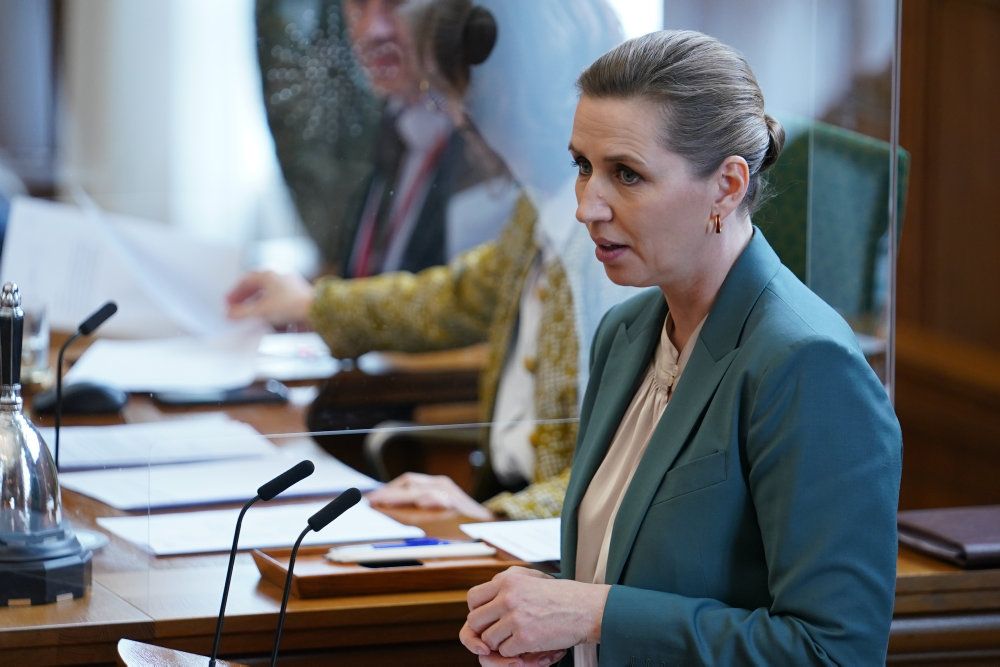 Statsminister Mette Frederiksen (S) er onsdag i Folketingssalen til en debat om smittetrykket i indvandrermiljøet.