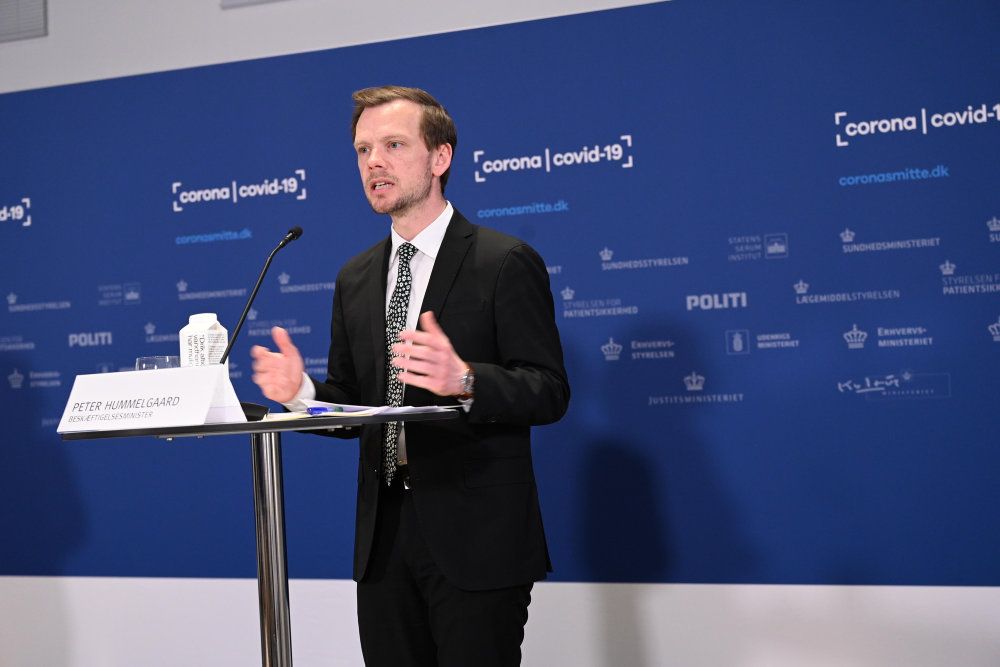 Beskæftigelsesminister Peter Hummelgaard (S) og resten af regeringen håber, at udbetalingen af de indefrosne feriepenge vil føre til et højere forbrug og som følge deraf en højere beskæftigelse end ellers.