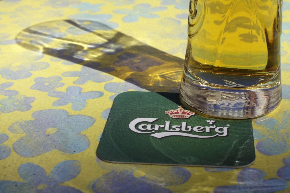 Danskerne kan måske snart nyde en kold fadøl på en bar igen. (Arkivfoto)