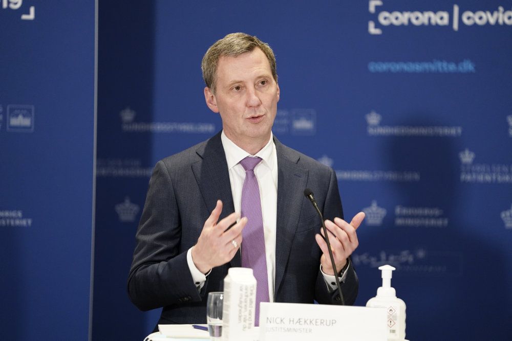 Justitsminister Nick Hækkerup (S) opfordrer til tålmodighed, hvis der skulle opstå ventetid ved teststeder. Samtidig varsler han, at testkapaciteten frem mod midten af maj vil blive hævet til 700.000 om dagen.