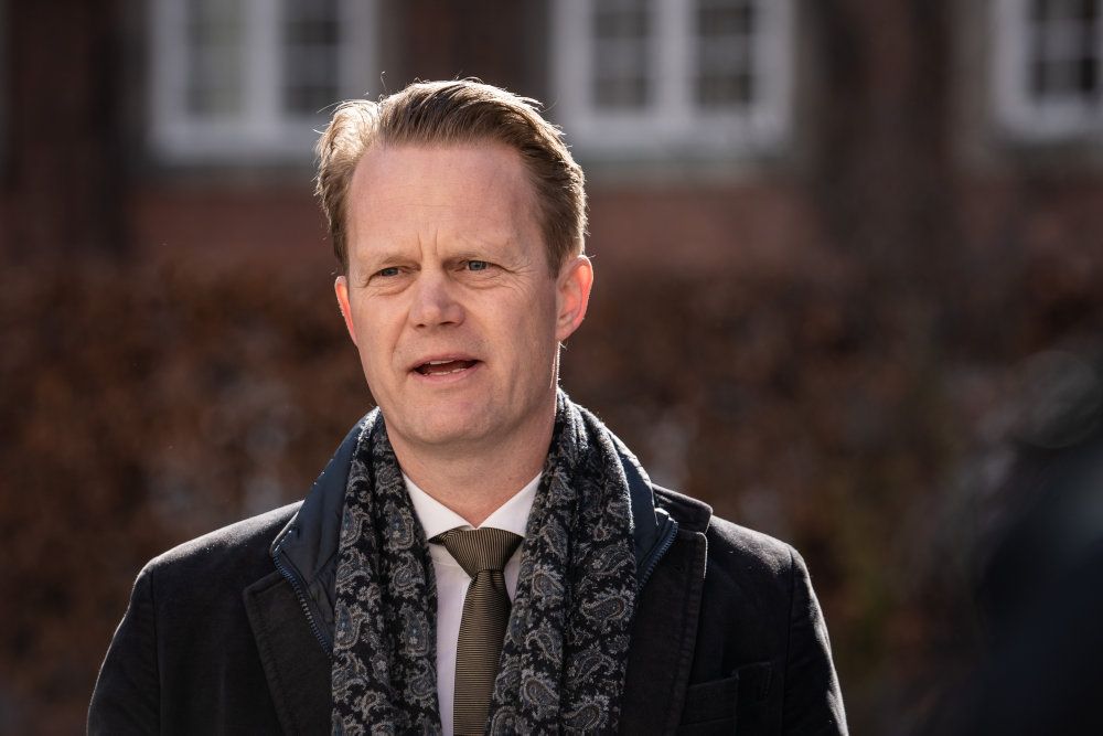 - Vi har i dag tilbudt partilederne en dybt fortrolig briefing. Det er efterretninger om børn af fremmedkrigere, og i sagens natur kan jeg ikke komme yderligere ind på de her forhold, siger udenrigsminister Jeppe Kofod (S).