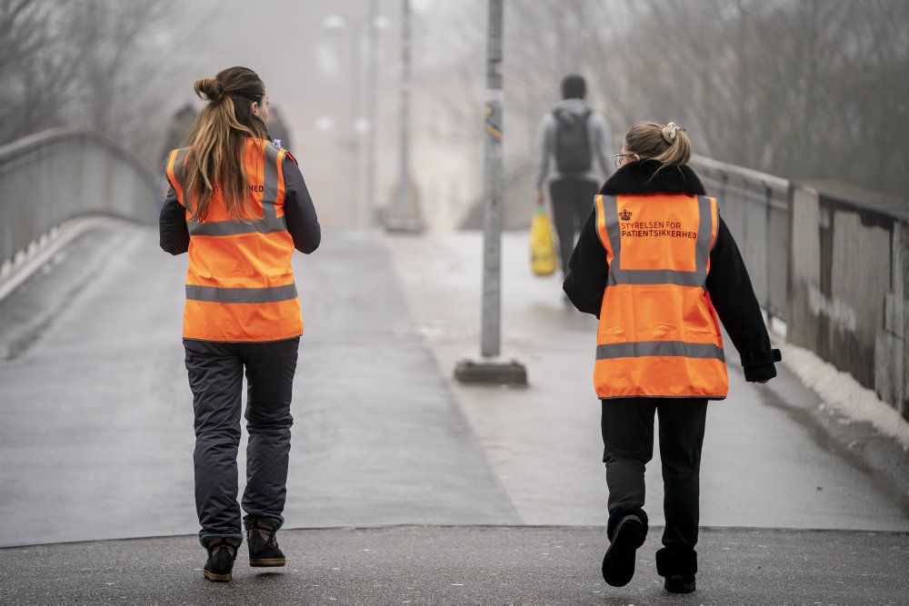 Ansatte fra Styrelsen for Patientsikkerhed går rundt omkring Ishøj Centret, onsdag den 17. februar 2021. Covid-19-smittetrykket er højt i Ishøj i forhold til resten af landet. Det har nu ført til lokal nedlukning af skoler og SFO'er.