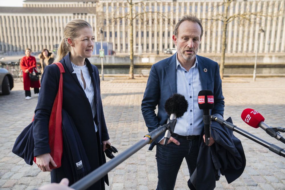 Martin Lidegaard og Sofie Carsten Nielsen (R) ankommer til en fortrolig orientering hos justitsminister Nick Hækkerup fredag den 26. marts 2021.