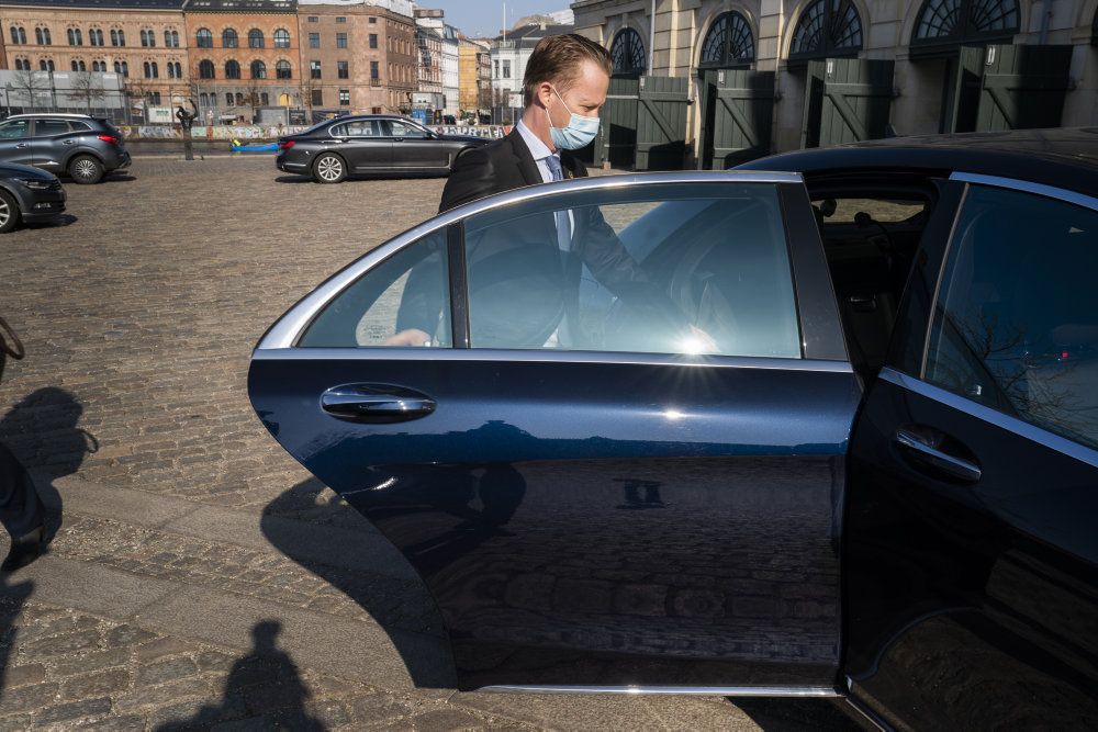 Jeppe Kofod (S) forlader den fortrolige orientering i forbindelse med sagen om børn med dansk tilknytning i fangelejre.