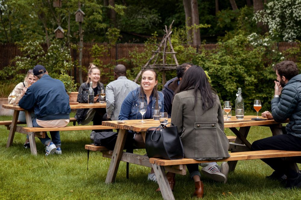 Står det til Dansk Industri skal det de kommende år være billigere for danskerne at gå på for eksempel restaurant. (Arkivfoto)
