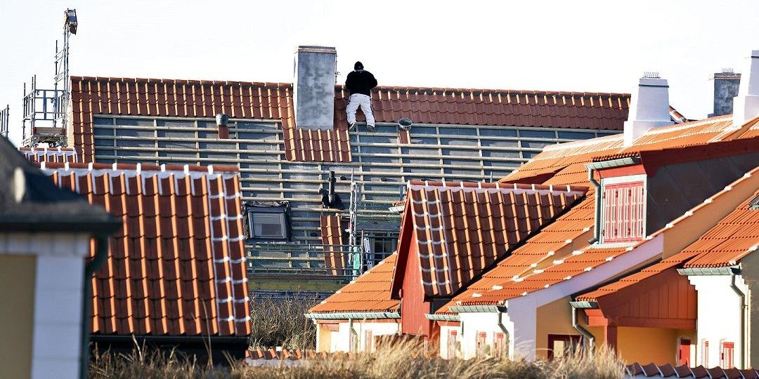 Der bygges til både helårshus, sommerhus og i erhvervslivet, og det kræver en byggetilladelse, men kommunerne og medarbejderne er pressede, og sagsbunkerne vokser. (Arkiv)