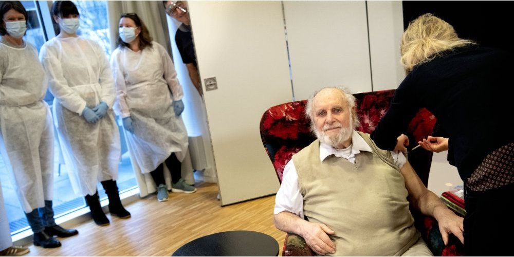 Carl-Einar Jørgensen var en af de første, der fik et stik med en coronavaccine. Her ses han 23. januar, hvor han får det andet og sidste stik. (Arkiv)