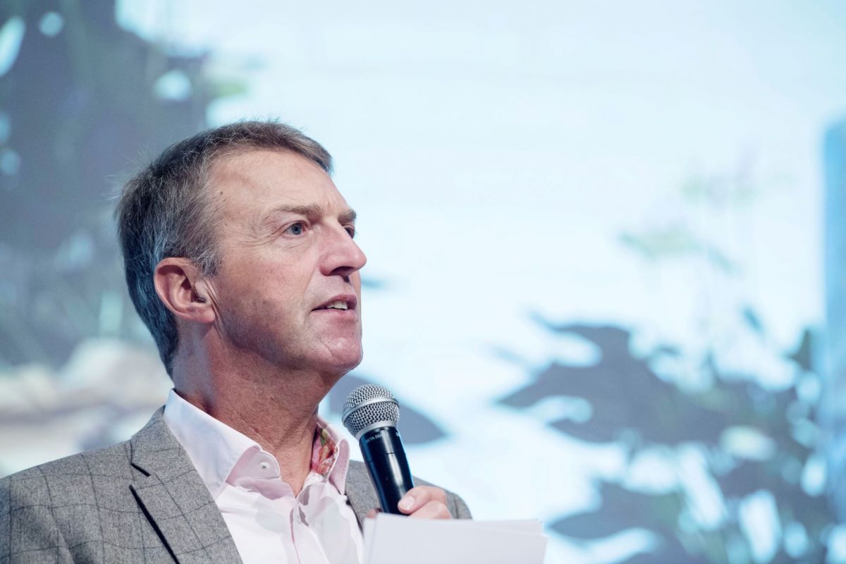 Formanden for Skolelederforeningen, Claus Hjortdal, er skeptisk over for ideen om at lade de ældste elever pode sig selv.