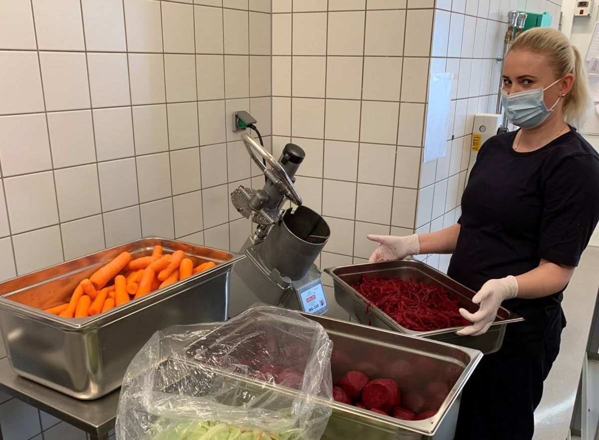 Køkkenmedarbejderne på plejecenter Lillevang i Furesø Kommune laver nu måltider, hvor 80 procent af råvarerne i gennemsnit er økologiske. Omlægningen til økologiske råvarer er sket inden for samme budget.