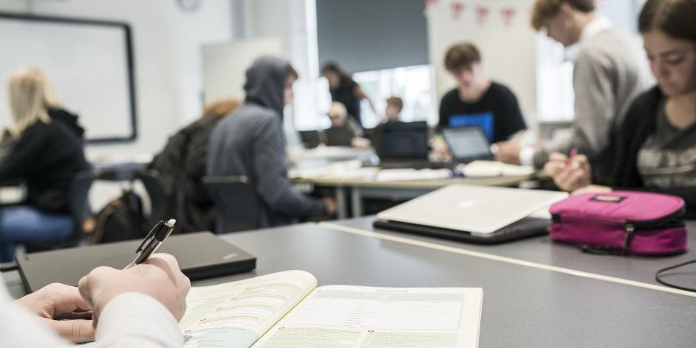 Det kommer til at øge trivslen og også gavne fagligt, at eleverne kan vende tilbage til mere fysisk undervisning fra næste uge, mener børne- og undervisningsminister Pernille Rosenkrantz-Theil. (Arkiv)