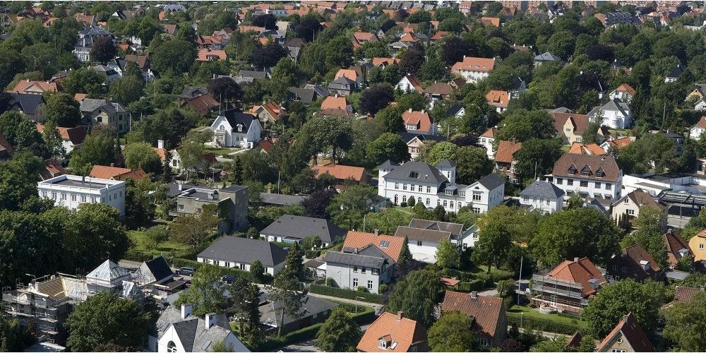 Huse og villaer er i gennemsnit steget 9,2 procent i pris det seneste år. Det svarer for et almindeligt hus på 140 kvadratmeter til, at prisen er steget med 186.200 kroner til 2,2 millioner kroner. (Arkiv)