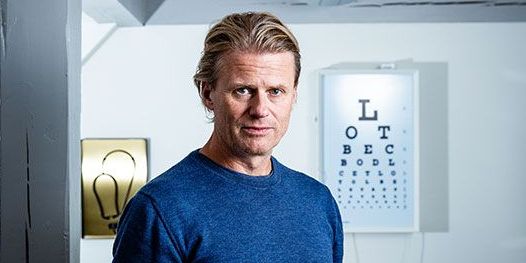Det manglende samarbejde mellem jobcentre, læger og andre myndigheder er med til at fastholde socialt udsatte i sygdom, mener praktiserende læge Jannik Falhof.