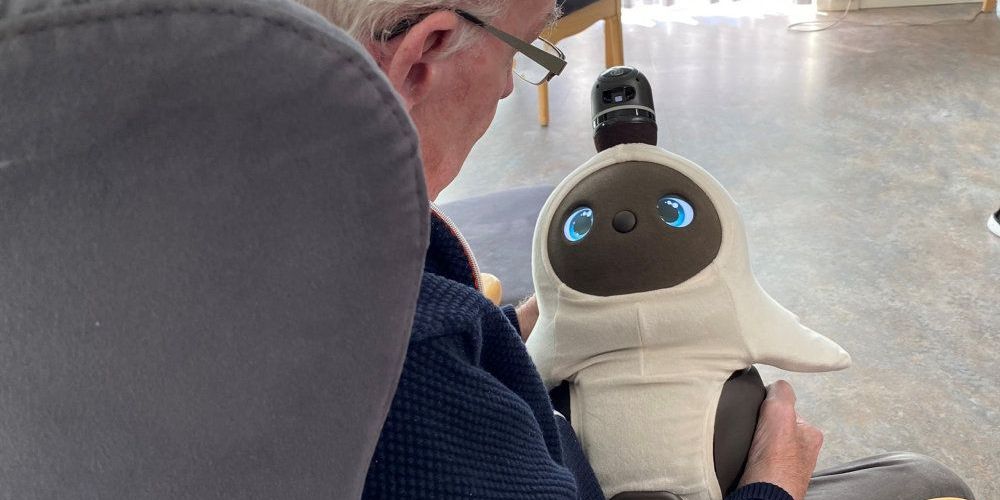 Hver lovot-robot har sin egen unikke personlighed, som udvikles over tid. Den har indbyggede sensorer, som gør det muligt at efterligne levende væsners adfærd.