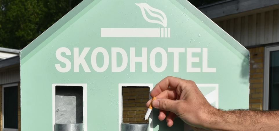 Randers kommuner har lavet mange tiltag for at komme få flere rygere til at bruge et askebæger. Blandt andet har kommunen udviklet skodhoteller, hvor rygere kan tjekke deres cigaretskod ind på et 'skodhotel.'