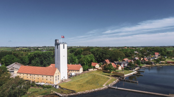 SMK Thy har adresse på Doverodde Købmandsgård i Hurup Thy og har udsigt over Limfjorden og den smukke natur.