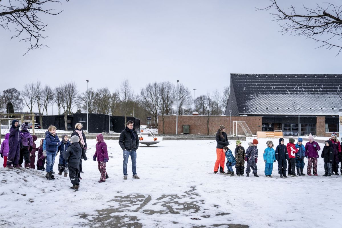 Over en måned efter at de mindste elever fik kom i skole, er det nu de ældste elevers tur tid at komme tilbage i skole. Mange skal have udeundervisning.