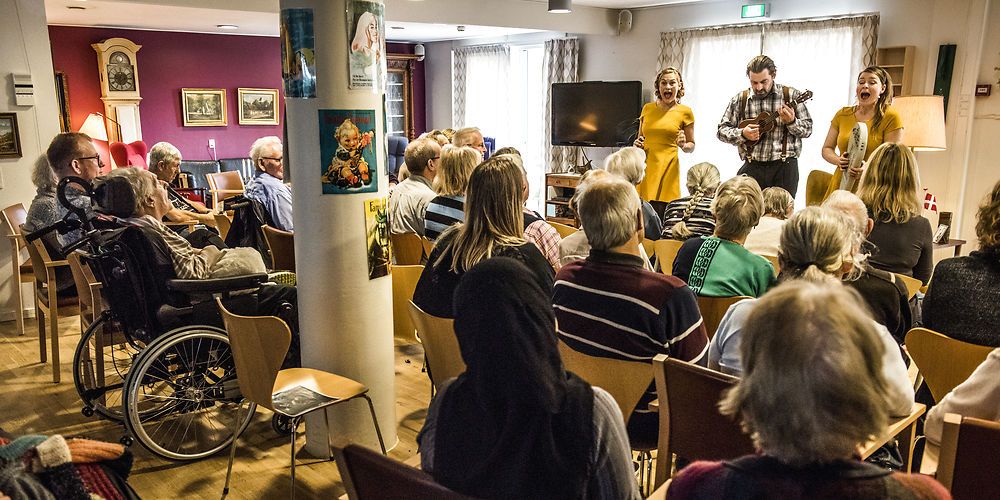 Arkivfoto fra en teaterforestilling på Ålholm Plejehjem i Valby.