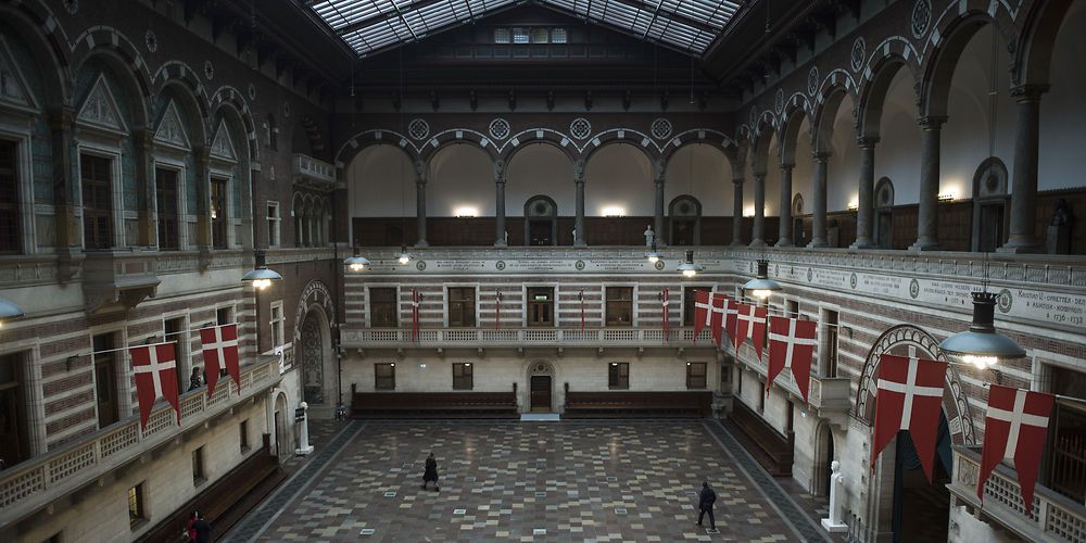 Københavns Kommune vil gerne hjælpe med at finde lokaler til kulturarrangementer og derfor bliver rådhushallen blandt andet stillet til rådighed.