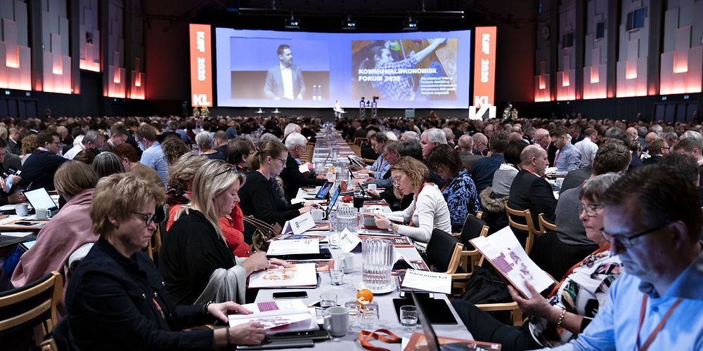 De kommunale byrødder - som her er samlet til økonomisk topmøde - bør ifølge fire økonomer indse, at overfinansieringen af kommunerne en uholdbar konstruktion.