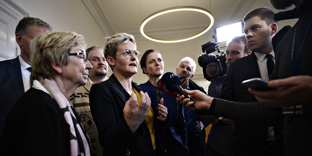 Folketingets ønske om at kunne tage æren, når eleverne i de kommende uger får flødeboller, pizza eller ekstraundervisning har udløst en omfattende pseudo-kontrol, skriver chefredaktør Arne Ullum i denne kommentar.