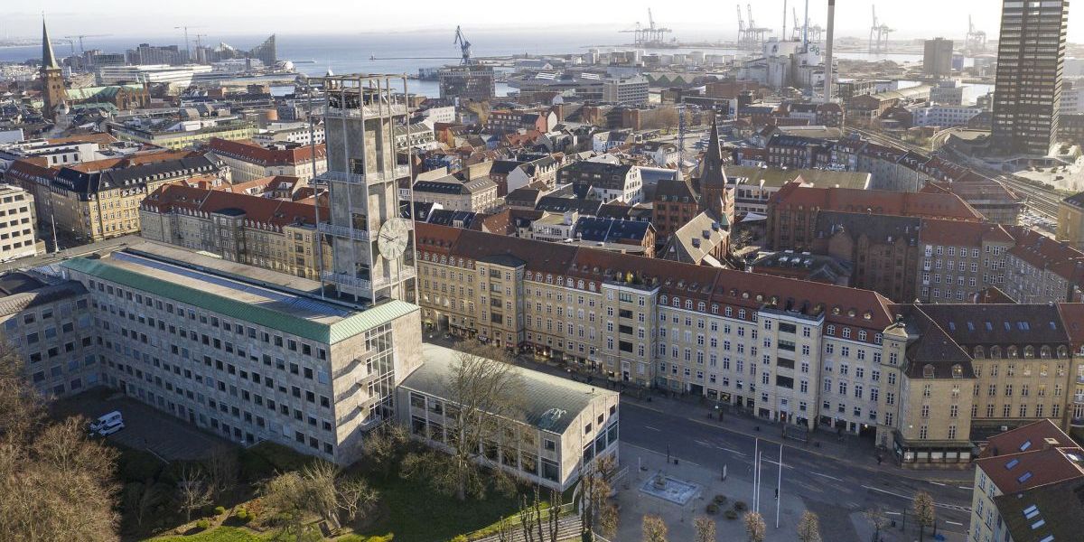 (Arkiv) Nedlukning af to sogne med i over 18.000 indbyggere får Aarhus Kommune til kun at sende nødvendigt personale fysisk på arbejde under genåbning. Det er byens rådhus i forgrunden.