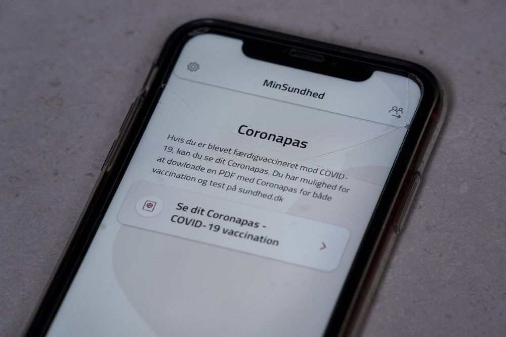 Har man en smartphone, er det muligt at finde coronapasset i appen "MinSundhed". (Arkivfoto)