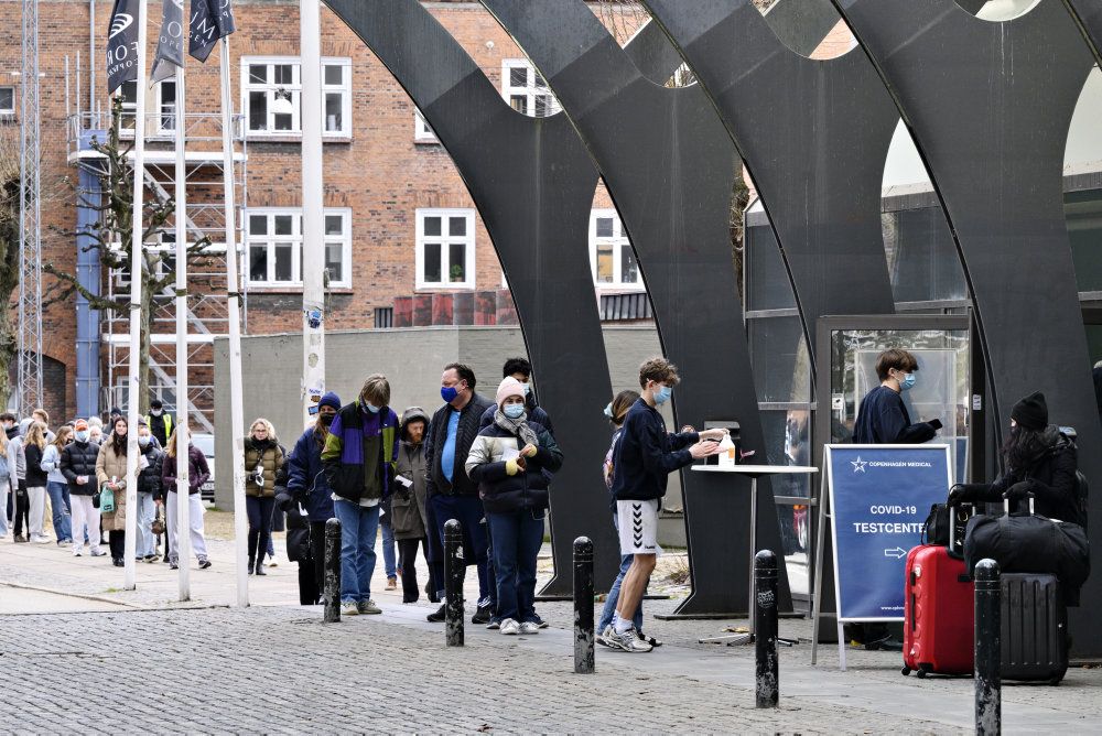 Mandag var der lange køer til lyntestcentre landet over.