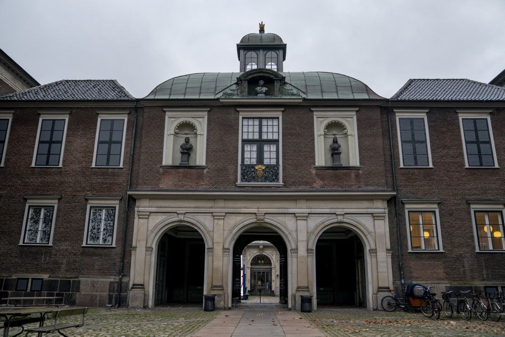 Kunstakademiet kom for alvor i vælten mod slutningen af sidste år efter en happening, hvor en gipsbuste af Frederik V fra Kunstakademiets festsal blev smidt i Københavns havn. (Arkivfoto).