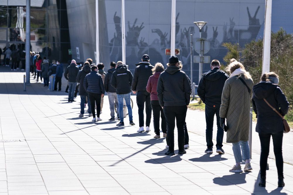 Der har ved flere teststeder i landet været lange køer tirsdag. Det skyldes blandt andet, at det nu er et krav at fremvise en negativ test for at komme til frisør eller tatovør. Her er det kø ved et af Falck's lynteststeder i center Gigantium i Aalborg Øst.