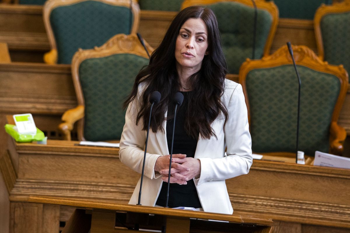"Vi stiger i meningsmålingerne, og der kommer rigtig mange nye medlemmer. Så det er klart, at vi ser positivt på det kommende kommunalvalg," siger byråds- og folketingsmedlem Mette Thiesen (NB) forud for KV21.