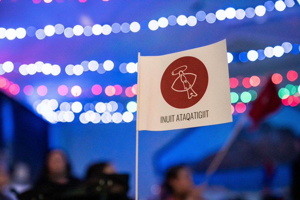 Siumut er for et omstridt mineprojekt i Sydgrønland, som IA er imod. Meningsmålinger op til valget har vist, at størstedelen af den grønlandske befolkning er imod projektet.