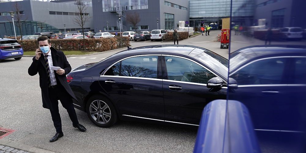 Regeringens ministre ankom til Kalundborg i ministerbiler, og understregede dermed, at den primært satser på privatbilisme i provinsen. Her ankommer indenrigsminister Kaare Dybvad.
